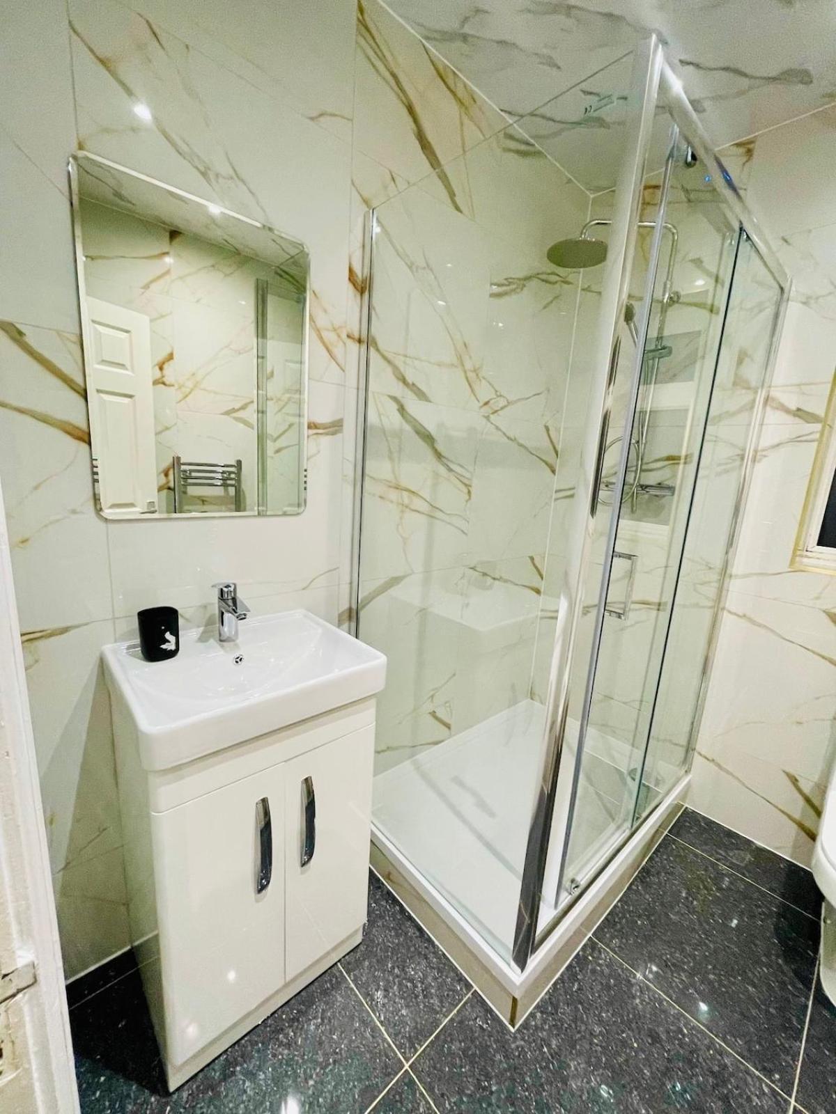 Luxury 2 Bed House With Parking, 5 Min Walk To Station & Ldo Casa de Férias *