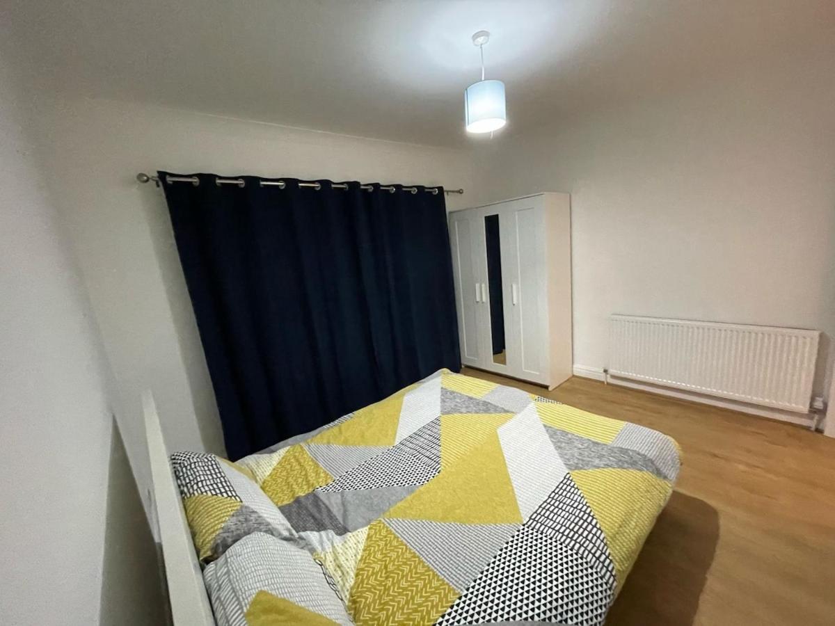 Luxury 2 Bed House With Parking, 5 Min Walk To Station & Ldo Casa de Férias Londres